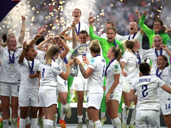 Englands Fußballerinnen feiern in London den EM-Titel.