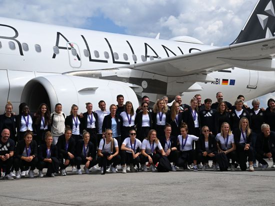 Die DFB-Frauen nach der Ankunft in Frankfurt.