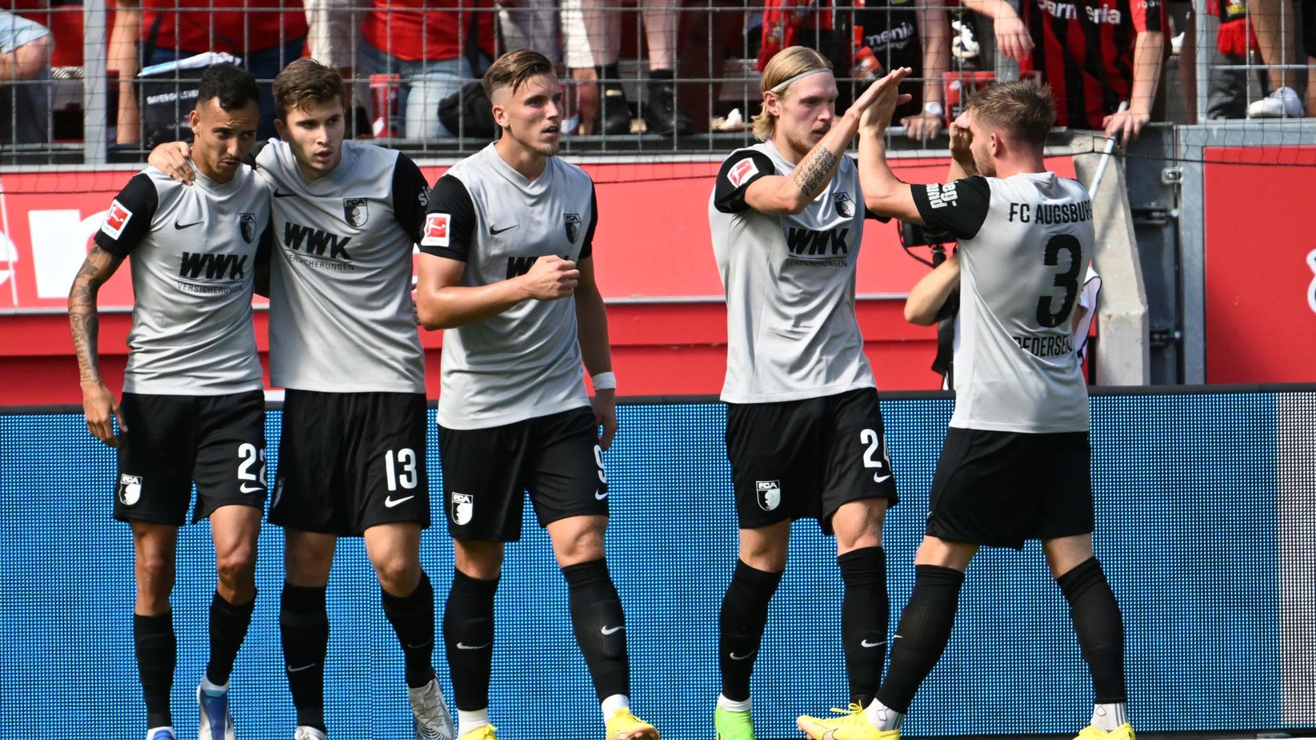 Die Augsburger besiegten Bayer Leverkusen mit 2:1.