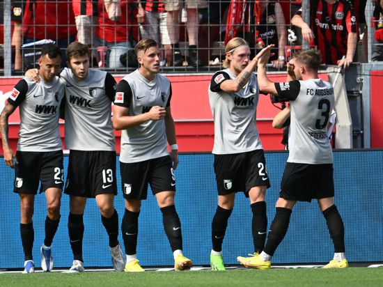Die Augsburger besiegten Bayer Leverkusen mit 2:1.