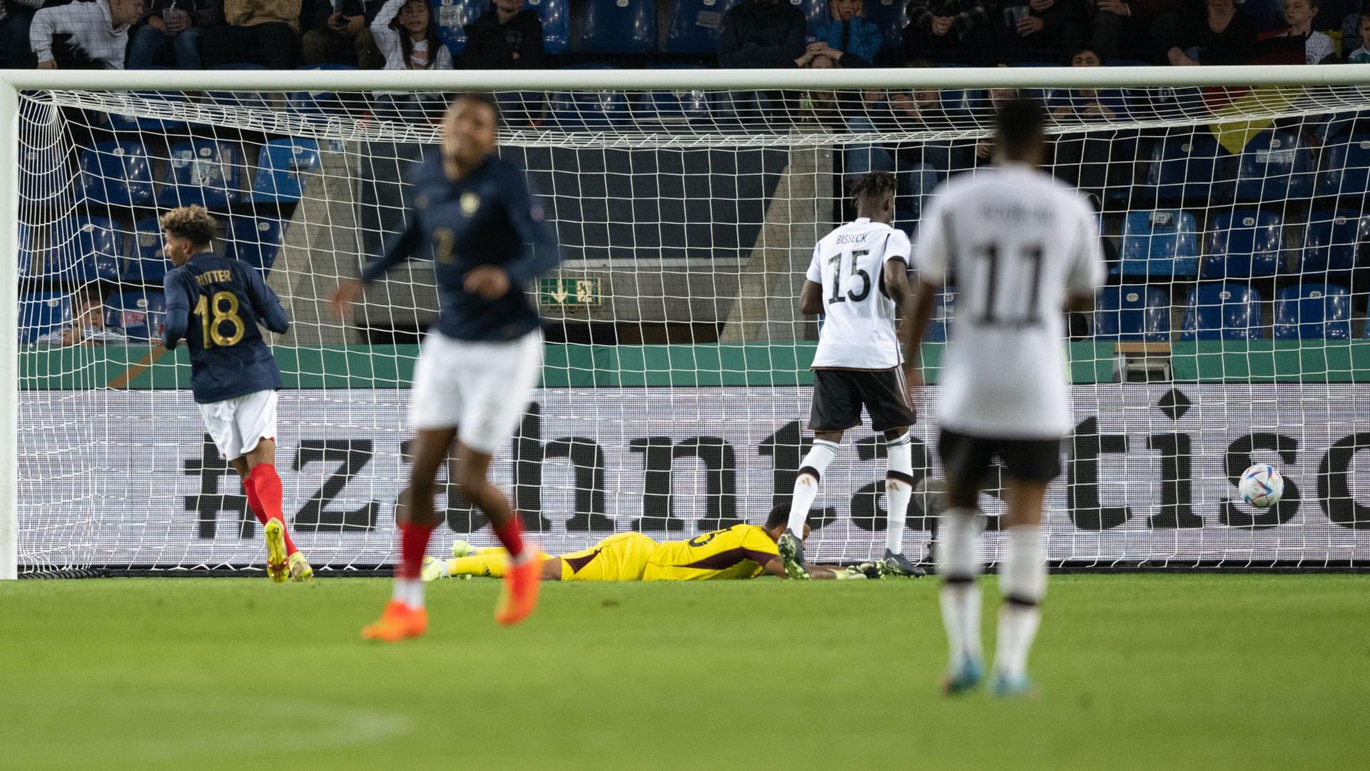 Der entscheidende Treffer: Deutschlands Torhüter Noah Atubolu kann das 1:0 durch Frankreichs Amine Gouiri nicht verhindern.