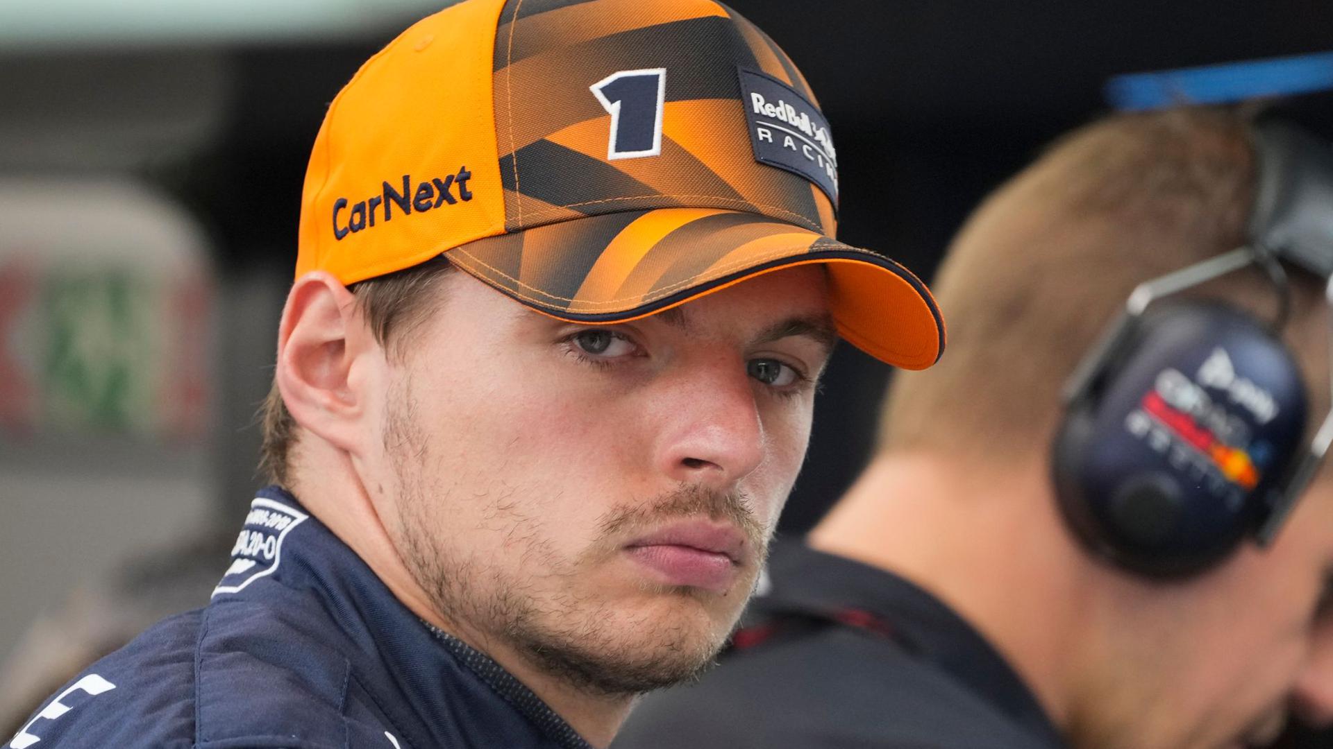 Red-Bull-Pilot Max Verstappen aus den Niederlanden steht an der Rennstrecke in Singapur.