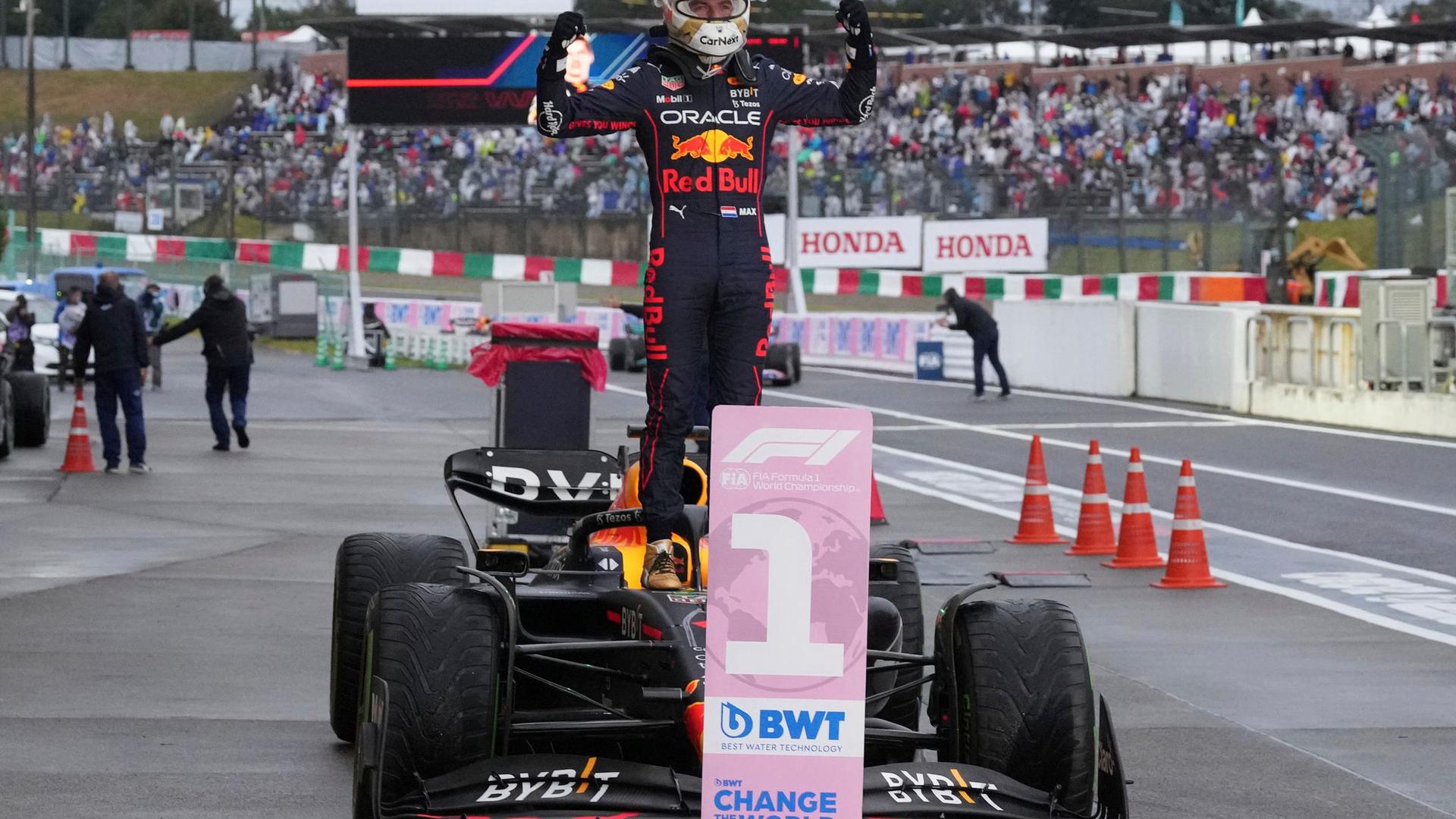Max Verstappen aus den Niederlanden vom Team Red-Bull jubelt nach seinem Sieg.