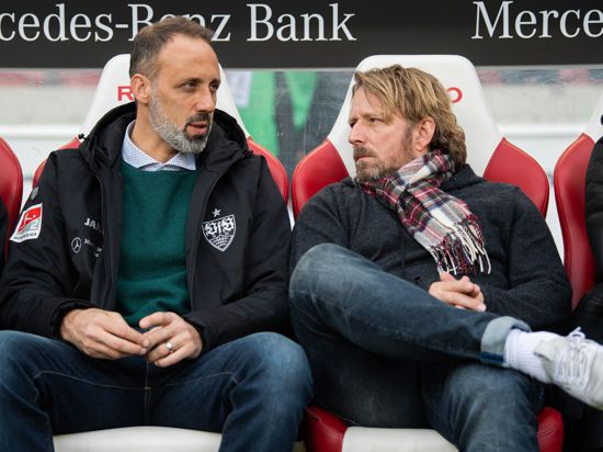 VfB-Sportdirektor Sven Mislintat (r) muss einen Nachfolger für Pellegrino Matarazzo finden.