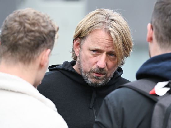 VfB-Sportdirektor Sven Mislintat (M) will sich noch nicht festlegen, ob schon am Wochenende ein neuer Trainer auf der Bank sitzt.