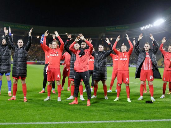 Auf nach München: Freiburgs Profis stimmen sich mit ihren Fans auf das Topspiel bei den Bayern ein.