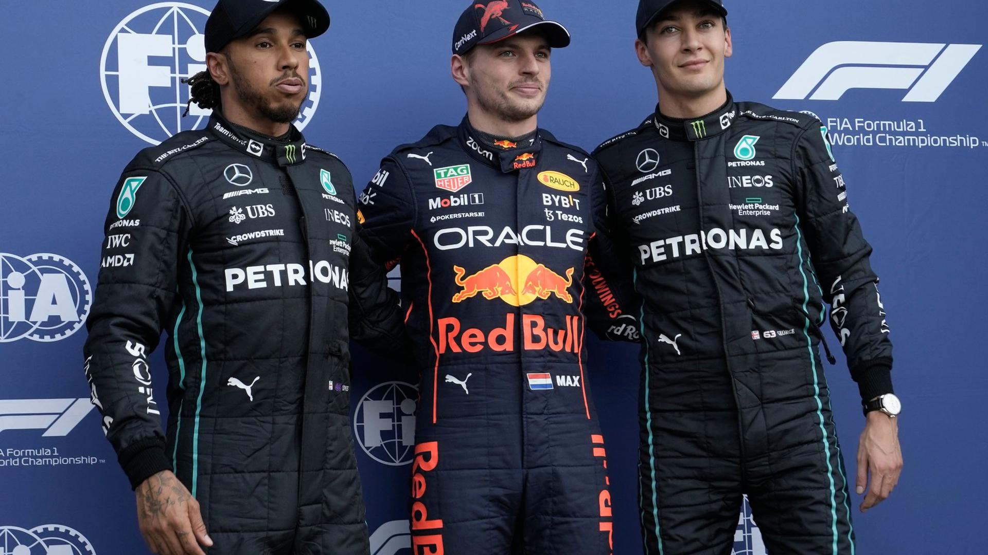Max Verstappen (M) hat für das Mexiko-Rennen die Pole geholt. Dahinter gehen George Russell (r) und Lewis Hamilton ins Rennen.