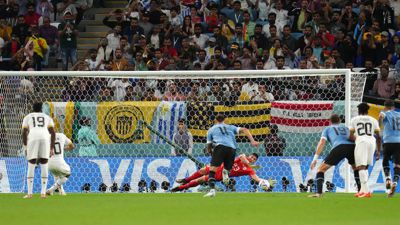 Uruguay-Keeper Sergio Rochet (M) entschärfte den Strafstoß von Ghanas Andre Ayew (2vl).