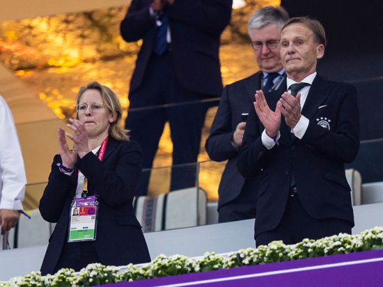 Donata Hopfen (l), Vorsitzende der DFL-Geschäftsführung, und Hans-Joachim Watzke (r) bei einem Spiel der deutschen Auswahl im Stadion.