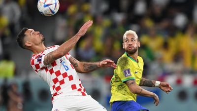 Kroatiens Dejan Lovren (l) spielt gegen Brasiliens Neymar.