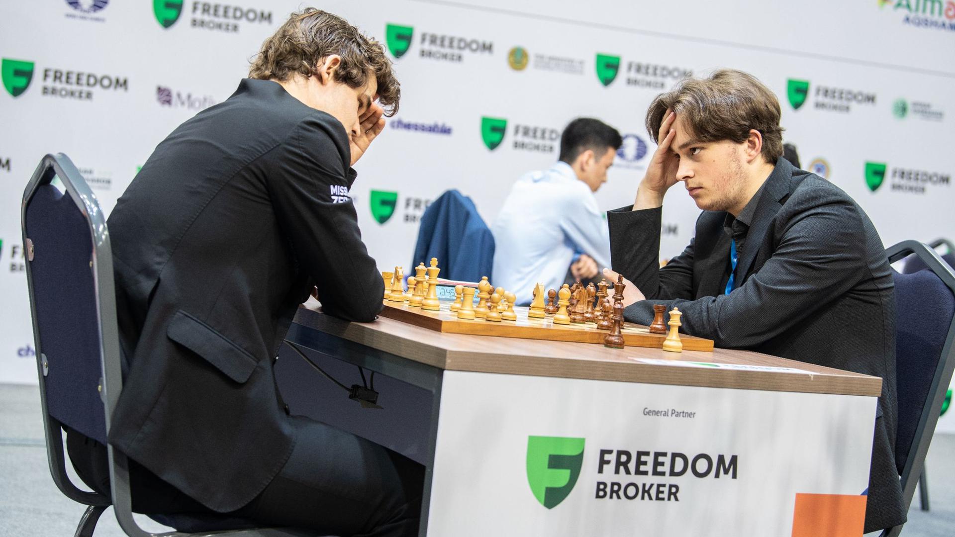 Vincent Kemer (rechts) in einem Match gegen Magnus Carlsen.