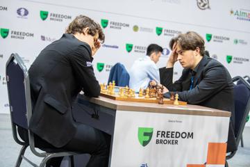 Vincent Keymer (rechts) spielt eine Schachpartie gegen den Norweger Magnus Carlsen.