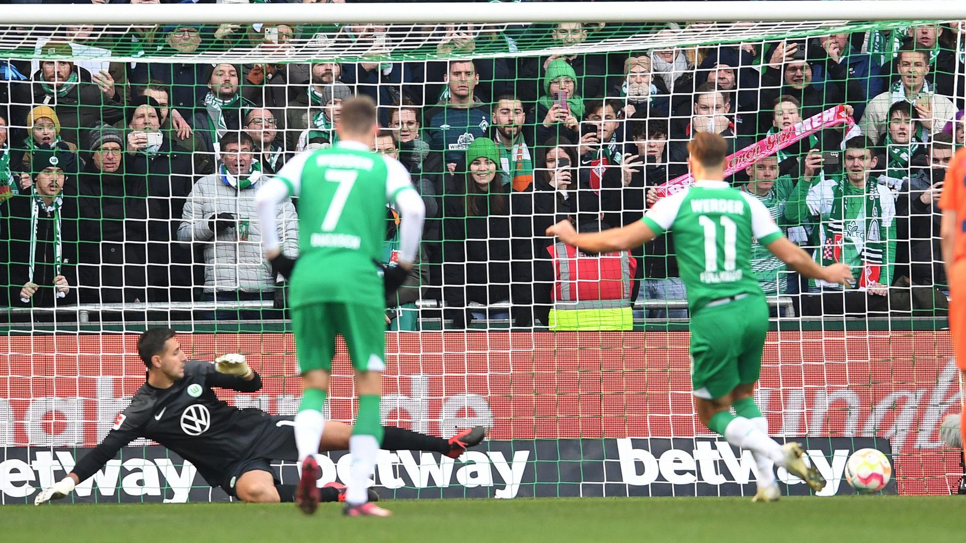 Werders Niclas Füllkrug (r) trifft per Elfmeter zum 1:0.