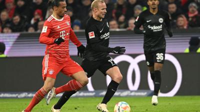 Leroy Sané (l) und die Bayern kamen nicht über ein 1:1 gegen Frankfurt hinaus.