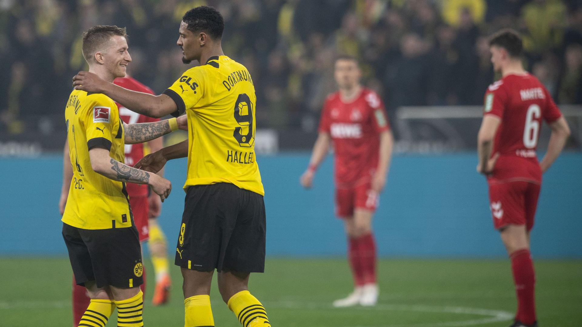 Dortmunds Sebastien Haller (r) gratuliert Marco Reus zu seinen beiden Treffern.