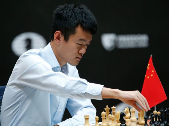 Schach-Weltmeister Ding Liren führt einen Zug aus.