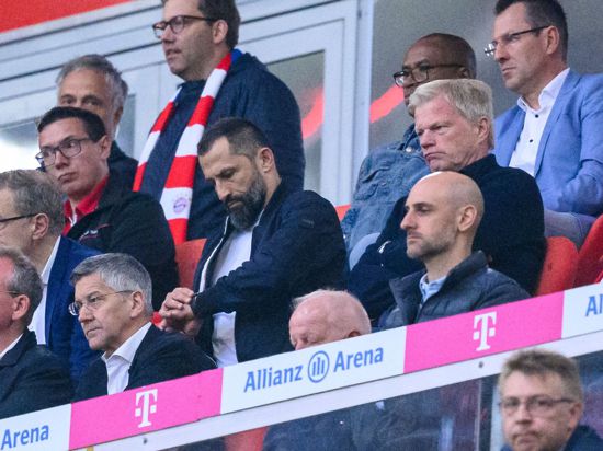Bayern-Sportvorstand Hasan Salihamidzic (l) und Münchens Vorstandsvorsitzender Oliver Kahn stehen enorm unter Druck.