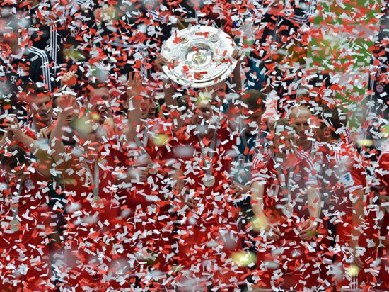 Die Spieler des FC Bayern München jubeln 2013 mit der Meisterschale.