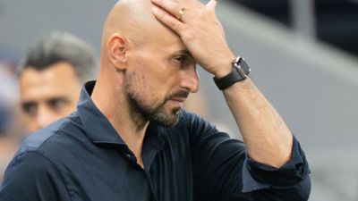 Deutschlands Trainer Antonio Di Salvo wischt sich über die Stirn als er am Spielfeldrand steht.