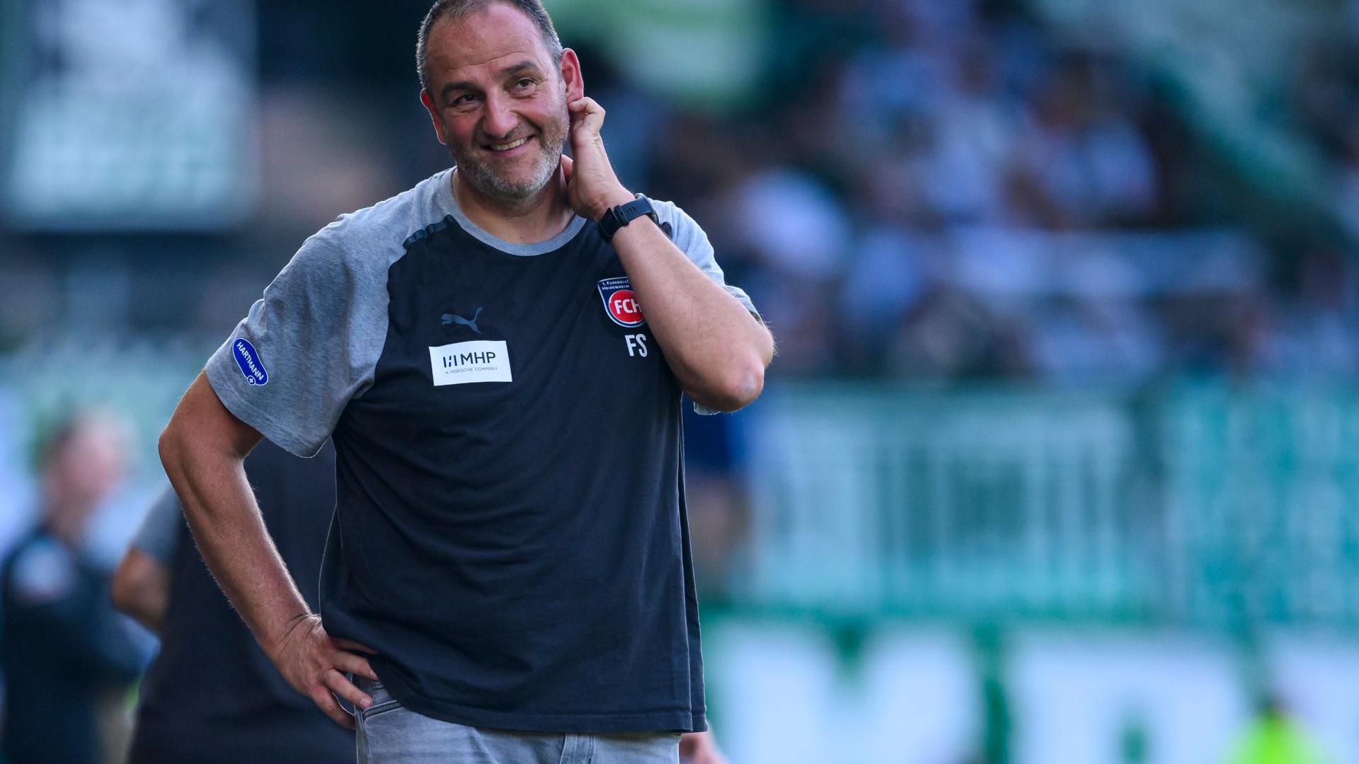 Heidenheims Trainer Frank Schmidt reagiert im Spiel.
