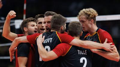 Die deutschen Volleyballer feiern den Sieg gegen Brasilien.
