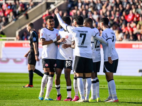 Eintracht Frankfurt profitierte beim Gastspiel in Heidenheim von einem kuriosen Eigentor der Gastgeber.