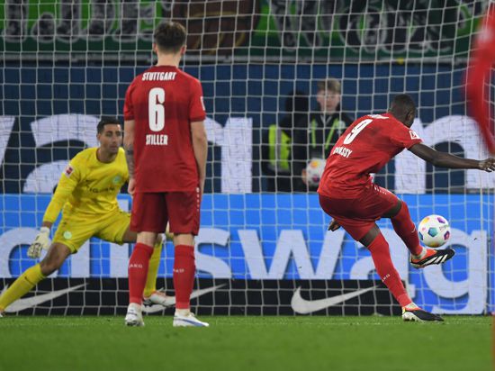 Stuttgarts Serhou Guirassy trifft gegen Wolfsburgs Torwart Koen Casteels vom Elfmeterpunkt.