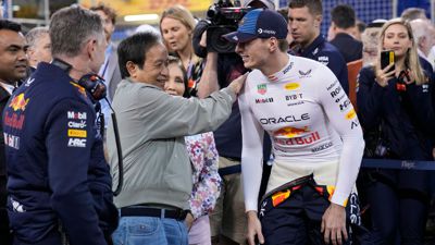 Red-Bull-Teamchef Christian Horner (l) und Red-Bull-Miteigentümer Chalerm Yoovidhya sprechen mit Max Verstappen.