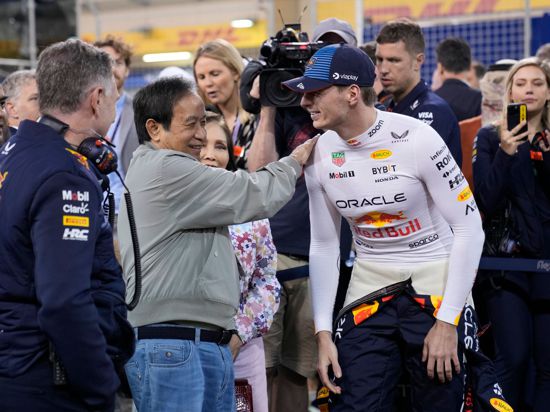 Red-Bull-Teamchef Christian Horner (l) und Red-Bull-Miteigentümer Chalerm Yoovidhya sprechen mit Max Verstappen.