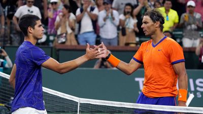 Carlos Alcaraz  (l) und Rafael Nadal bestritten in Las Vegas einen Showkampf.
