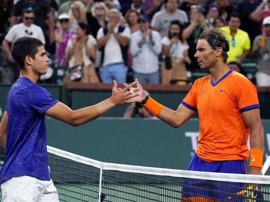 Carlos Alcaraz  (l) und Rafael Nadal bestritten in Las Vegas einen Showkampf.
