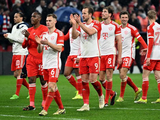 Die Spieler des FC Bayern München feiern den Einzug ins Viertelfinale der Champions League.