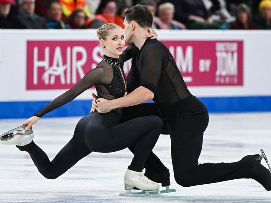 Die Eiskunstläufer Minerva Fabienne Hase und Nikita Wolodin haben bei der WM in Montreal die Bronzemedaille gewonnen.