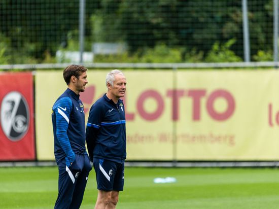Julian Schuster (l) wird ab Sommer Nachfolger von Freiburgs Cheftrainer Christian Streich.