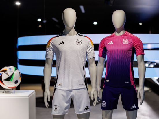 Die Trikots der deutschen Fußball-Nationalmannschaft für Heim-EM sind noch von Adidas.