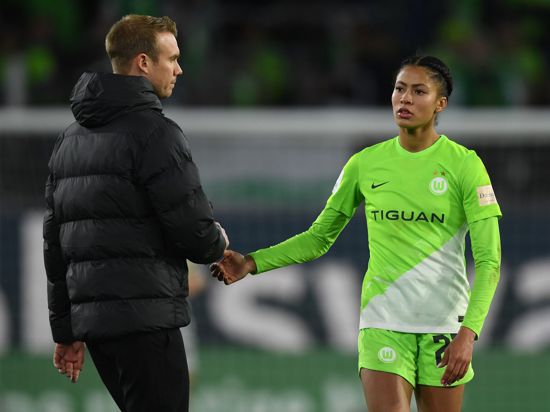 Die Wolfsburgerin Sveindis Jonsdottir klatscht nach dem Spiel mit VfL-Trainer Tommy Stroot ab.