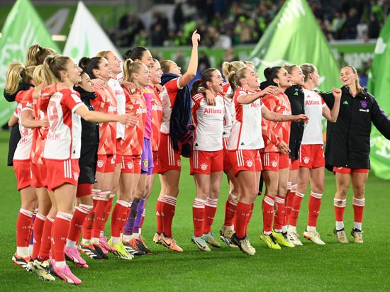 Münchens Spielerinnen feiern den Sieg in Wolfsburg.