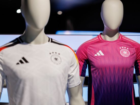 Die Farbwahl des Auswärtstrikots der deutschen Fußballnationalmannschaft hat für Aufregung gesorgt.