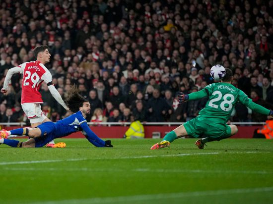 Arsenals Kai Havertz (l) traf beim deutlichen Sieg gegen Chelsea doppelt.