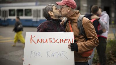 Demonstranten vor dem Fifa-Museum: Zwei Männer küssen sich und halten in Zürich ein Plakat mit der Aufschrift „Knutschen für Katar“, um auf die Menschenrechtssituation der LGBTIQ+-Gemeinschaft in Katar und die Verantwortung der FIFA aufmerksam zu machen.