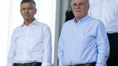 Bayern-Präsident Herbert Hainer (links) und Uli Hoeneß müssen sich darauf einstellen, dass der rüde Umgang mit Oliver Kahn einen Nachhall haben wird.